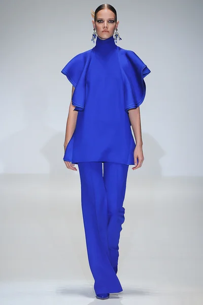Look 16
